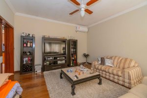 Casa à venda com 244m², 4 dormitórios, 1 suíte, 3 vagas, no bairro Vila Assunção em Porto Alegre