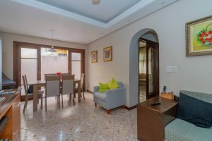 Casa à venda com 244m², 4 dormitórios, 1 suíte, 3 vagas, no bairro Vila Assunção em Porto Alegre