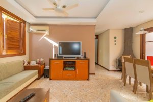 Casa à venda com 244m², 4 dormitórios, 1 suíte, 3 vagas, no bairro Vila Assunção em Porto Alegre