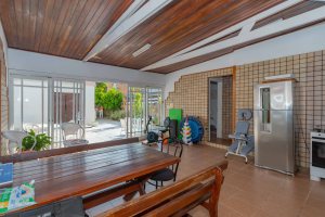 Casa à venda com 244m², 4 dormitórios, 1 suíte, 3 vagas, no bairro Vila Assunção em Porto Alegre