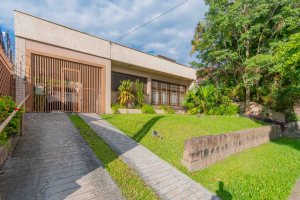 Casa à venda com 244m², 4 dormitórios, 1 suíte, 3 vagas, no bairro Vila Assunção em Porto Alegre