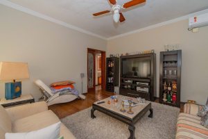 Casa à venda com 244m², 4 dormitórios, 1 suíte, 3 vagas, no bairro Vila Assunção em Porto Alegre