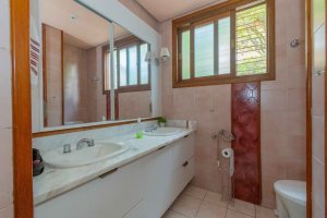 Casa à venda com 244m², 4 dormitórios, 1 suíte, 3 vagas, no bairro Vila Assunção em Porto Alegre