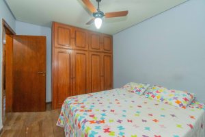 Casa à venda com 244m², 4 dormitórios, 1 suíte, 3 vagas, no bairro Vila Assunção em Porto Alegre