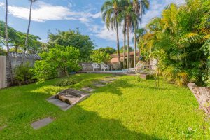 Casa à venda com 244m², 4 dormitórios, 1 suíte, 3 vagas, no bairro Vila Assunção em Porto Alegre