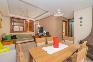 Casa à venda com 244m², 4 dormitórios, 1 suíte, 3 vagas, no bairro Vila Assunção em Porto Alegre