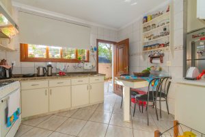 Casa à venda com 244m², 4 dormitórios, 1 suíte, 3 vagas, no bairro Vila Assunção em Porto Alegre