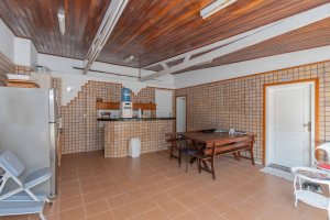 Casa à venda com 244m², 4 dormitórios, 1 suíte, 3 vagas, no bairro Vila Assunção em Porto Alegre