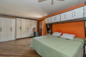 Casa à venda com 244m², 4 dormitórios, 1 suíte, 3 vagas, no bairro Vila Assunção em Porto Alegre