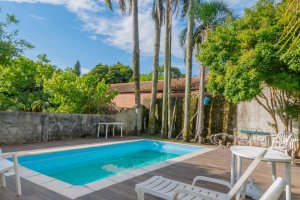 Casa à venda com 244m², 4 dormitórios, 1 suíte, 3 vagas, no bairro Vila Assunção em Porto Alegre