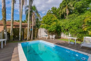 Casa à venda com 244m², 4 dormitórios, 1 suíte, 3 vagas, no bairro Vila Assunção em Porto Alegre