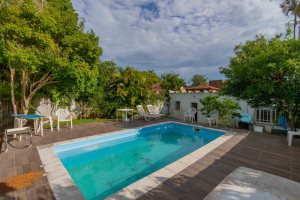 Casa à venda com 244m², 4 dormitórios, 1 suíte, 3 vagas, no bairro Vila Assunção em Porto Alegre