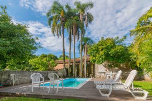 Casa à venda com 244m², 4 dormitórios, 1 suíte, 3 vagas, no bairro Vila Assunção em Porto Alegre