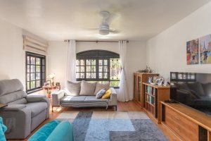 Casa à venda com 174m², 3 dormitórios, 1 suíte, 2 vagas, no bairro Cristal em Porto Alegre