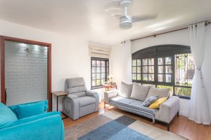 Casa à venda com 174m², 3 dormitórios, 1 suíte, 2 vagas, no bairro Cristal em Porto Alegre