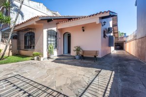 Casa à venda com 174m², 3 dormitórios, 1 suíte, 2 vagas, no bairro Cristal em Porto Alegre