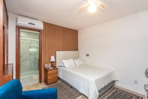 Casa à venda com 174m², 3 dormitórios, 1 suíte, 2 vagas, no bairro Cristal em Porto Alegre