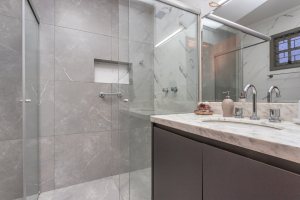 Casa à venda com 174m², 3 dormitórios, 1 suíte, 2 vagas, no bairro Cristal em Porto Alegre