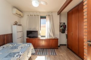 Casa à venda com 174m², 3 dormitórios, 1 suíte, 2 vagas, no bairro Cristal em Porto Alegre