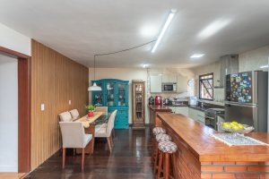 Casa à venda com 174m², 3 dormitórios, 1 suíte, 2 vagas, no bairro Cristal em Porto Alegre