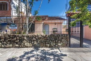 Casa à venda com 174m², 3 dormitórios, 1 suíte, 2 vagas, no bairro Cristal em Porto Alegre