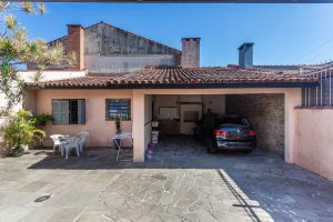 Casa à venda com 174m², 3 dormitórios, 1 suíte, 2 vagas, no bairro Cristal em Porto Alegre