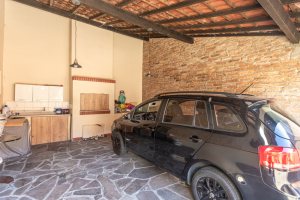 Casa à venda com 174m², 3 dormitórios, 1 suíte, 2 vagas, no bairro Cristal em Porto Alegre