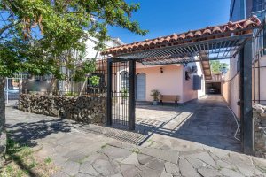 Casa à venda com 174m², 3 dormitórios, 1 suíte, 2 vagas, no bairro Cristal em Porto Alegre