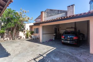 Casa à venda com 174m², 3 dormitórios, 1 suíte, 2 vagas, no bairro Cristal em Porto Alegre