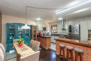 Casa à venda com 174m², 3 dormitórios, 1 suíte, 2 vagas, no bairro Cristal em Porto Alegre