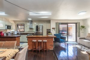 Casa à venda com 174m², 3 dormitórios, 1 suíte, 2 vagas, no bairro Cristal em Porto Alegre