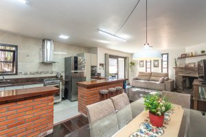 Casa à venda com 174m², 3 dormitórios, 1 suíte, 2 vagas, no bairro Cristal em Porto Alegre