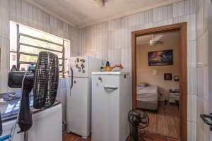 Casa à venda com 174m², 3 dormitórios, 1 suíte, 2 vagas, no bairro Cristal em Porto Alegre