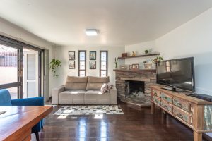 Casa à venda com 174m², 3 dormitórios, 1 suíte, 2 vagas, no bairro Cristal em Porto Alegre