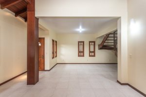 Casa à venda com 283m², 4 dormitórios, 2 suítes, 2 vagas, no bairro Vila Assunção em Porto Alegre