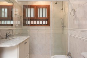 Casa à venda com 283m², 4 dormitórios, 2 suítes, 2 vagas, no bairro Vila Assunção em Porto Alegre