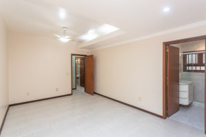 Casa à venda com 283m², 4 dormitórios, 2 suítes, 2 vagas, no bairro Vila Assunção em Porto Alegre