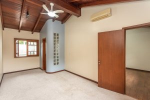 Casa à venda com 283m², 4 dormitórios, 2 suítes, 2 vagas, no bairro Vila Assunção em Porto Alegre