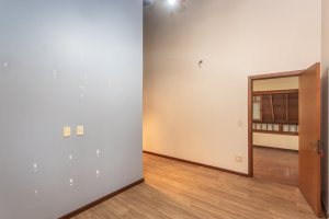 Casa à venda com 283m², 4 dormitórios, 2 suítes, 2 vagas, no bairro Vila Assunção em Porto Alegre