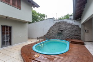 Casa à venda com 283m², 4 dormitórios, 2 suítes, 2 vagas, no bairro Vila Assunção em Porto Alegre