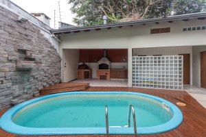 Casa à venda com 283m², 4 dormitórios, 2 suítes, 2 vagas, no bairro Vila Assunção em Porto Alegre