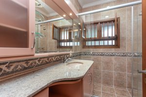 Casa à venda com 283m², 4 dormitórios, 2 suítes, 2 vagas, no bairro Vila Assunção em Porto Alegre