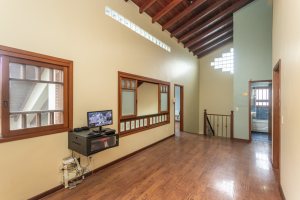 Casa à venda com 283m², 4 dormitórios, 2 suítes, 2 vagas, no bairro Vila Assunção em Porto Alegre