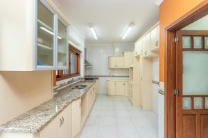 Casa à venda com 283m², 4 dormitórios, 2 suítes, 2 vagas, no bairro Vila Assunção em Porto Alegre