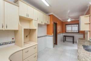 Casa à venda com 283m², 4 dormitórios, 2 suítes, 2 vagas, no bairro Vila Assunção em Porto Alegre