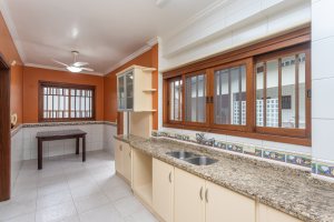 Casa à venda com 283m², 4 dormitórios, 2 suítes, 2 vagas, no bairro Vila Assunção em Porto Alegre