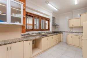 Casa à venda com 283m², 4 dormitórios, 2 suítes, 2 vagas, no bairro Vila Assunção em Porto Alegre