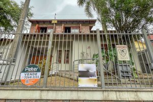 Casa à venda com 283m², 4 dormitórios, 2 suítes, 2 vagas, no bairro Vila Assunção em Porto Alegre