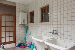 Casa à venda com 283m², 4 dormitórios, 2 suítes, 2 vagas, no bairro Vila Assunção em Porto Alegre