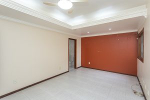 Casa à venda com 283m², 4 dormitórios, 2 suítes, 2 vagas, no bairro Vila Assunção em Porto Alegre